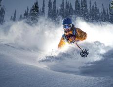 TheShy在巴塞罗那比赛中险胜，锐不可当引发热议！引发球迷热议