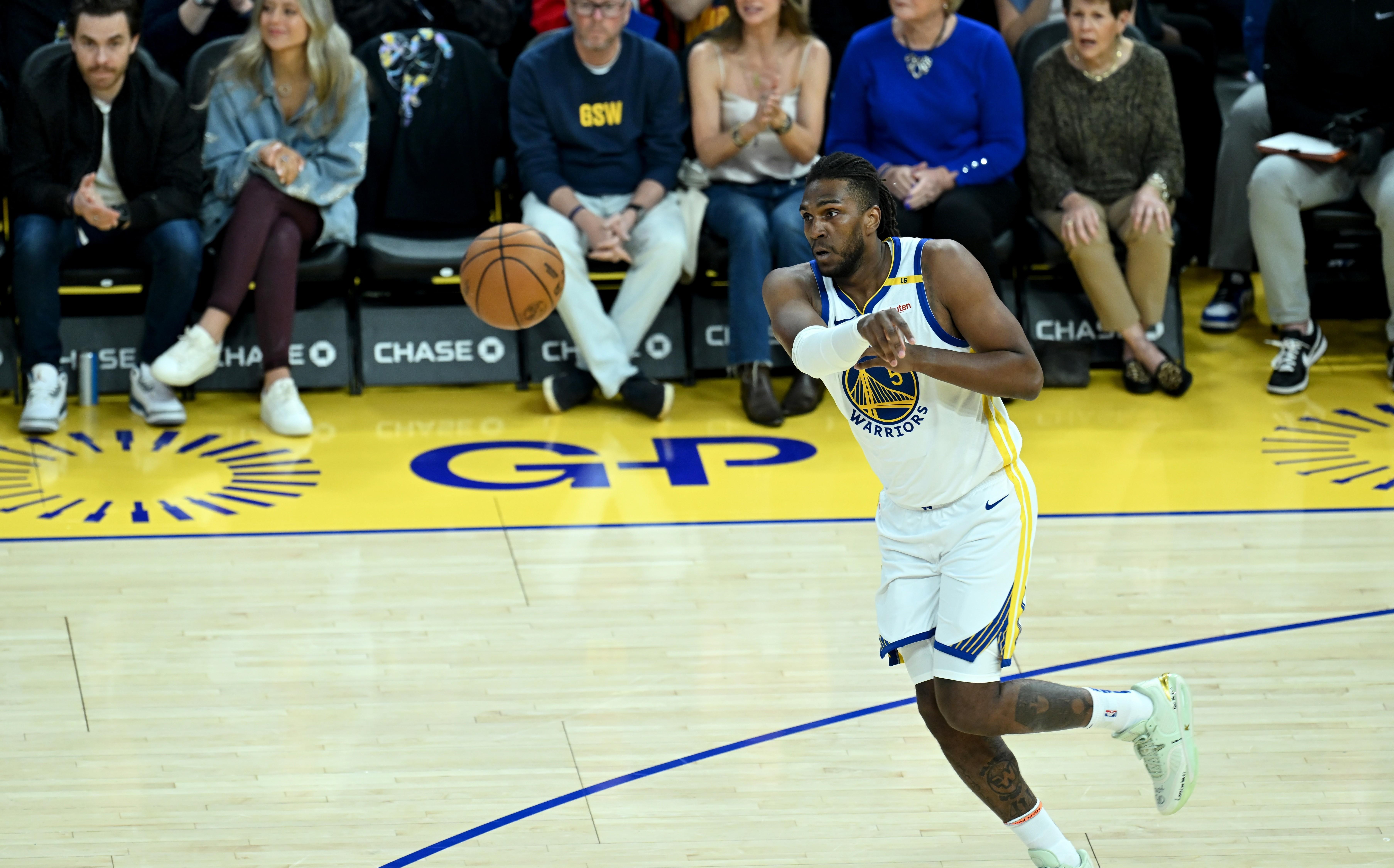 英超次回合爆出冷门!洛杉矶湖人小胜金州勇士,争冠形势突变